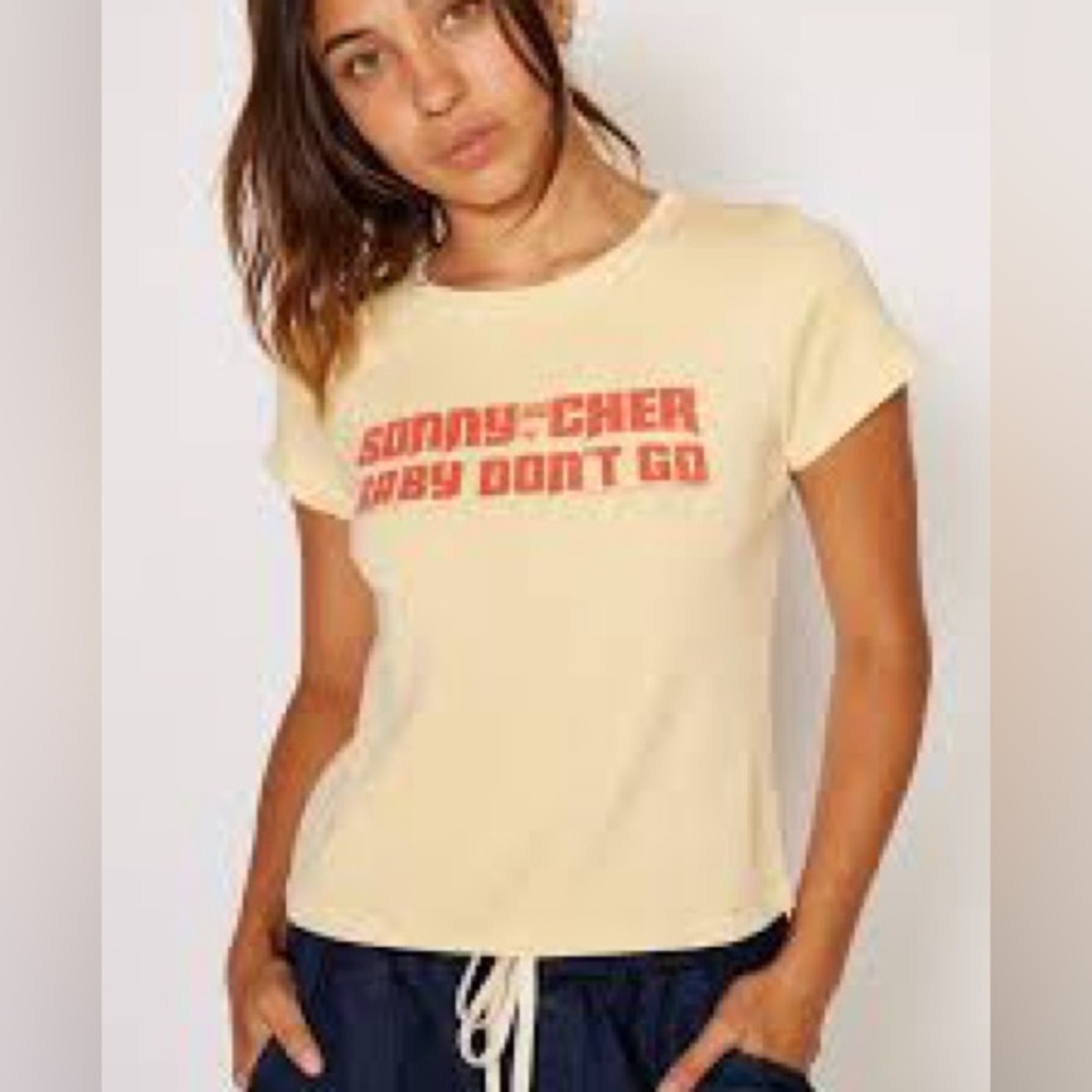 NWOT- Peo­ple of Leisure Yellow Sonny & Cher Cropped T-Shirt